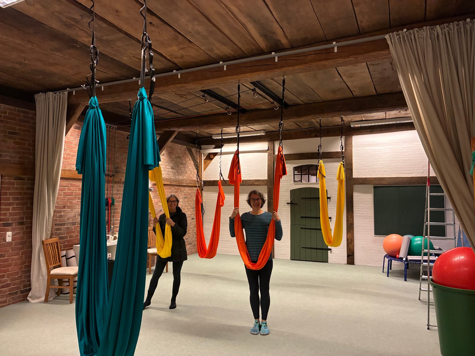Aerial Yoga in der Bewegungsdiele
